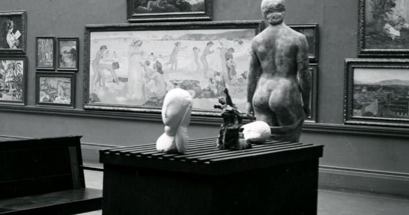 Sculpture contemporaine d’un buste de femme en plâtre exposée dans une galerie d’art moderne française